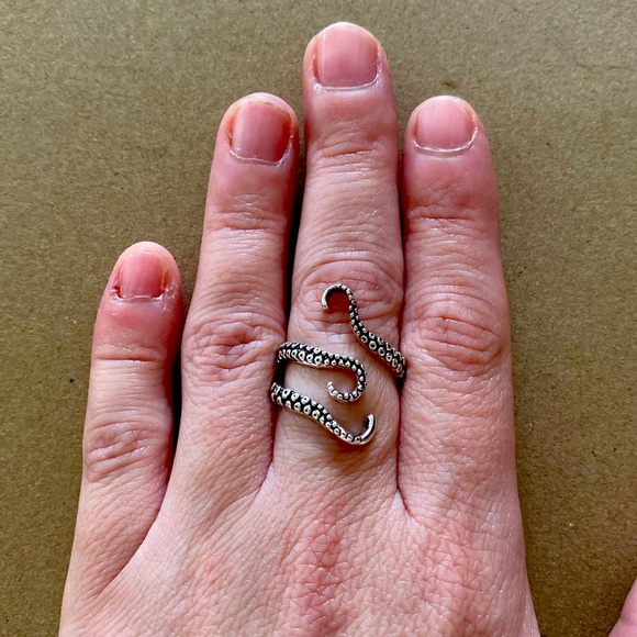🆕Unisex Exotic Silver & Pewter Colossal Squid/Kraken Ring- Adjustable - Picture 3 of 6